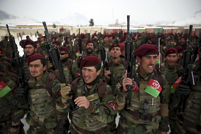 Die afghanischen Armeekommandos nehmen nach dreieinhalbmonatigem Trainingsprogramm an der Abschlussfeier im Commando Training Center am Stadtrand von Kabul, Afghanistan, teil.