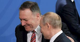 Der US-Au&szlig;enminister Mike Pompeo (links) und der russische Pr&auml;sident Wladimir Putin unterhalten sich an der Libyen-Konferenz.