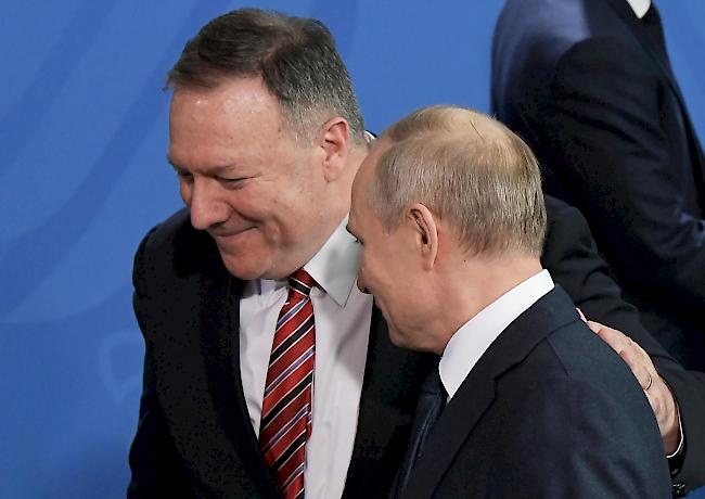 Der US-Außenminister Mike Pompeo (links) und der russische Präsident Wladimir Putin unterhalten sich an der Libyen-Konferenz.