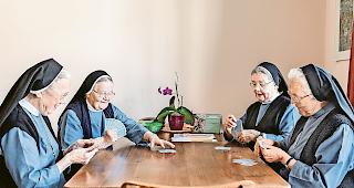 Alltag im Kloster. Von 2016 bis 2019 machte der Fotograf Pedro Rodrigues Momentaufnahmen der 65 Schwestern, die noch im Kloster St. Ursula in Brig leben. Foto Pedro Rodrigues