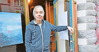 Hereinspaziert. Michael Klemm am Eingang des Kulturhauses: Vielfalt f&uuml;hrt in diesem Haus Regie. 