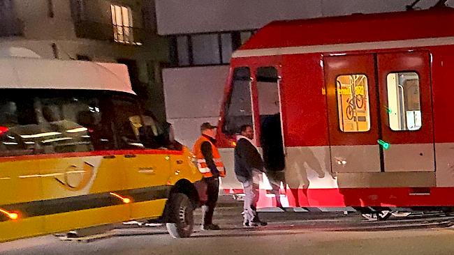 Wie das Bild eines Leserreporters am Montagabend zeigt, ist ein kleiner Postauto-Bus am Bahnhof Brig in eine MGBahn gefahren. Es entstand geringer Sachschaden.