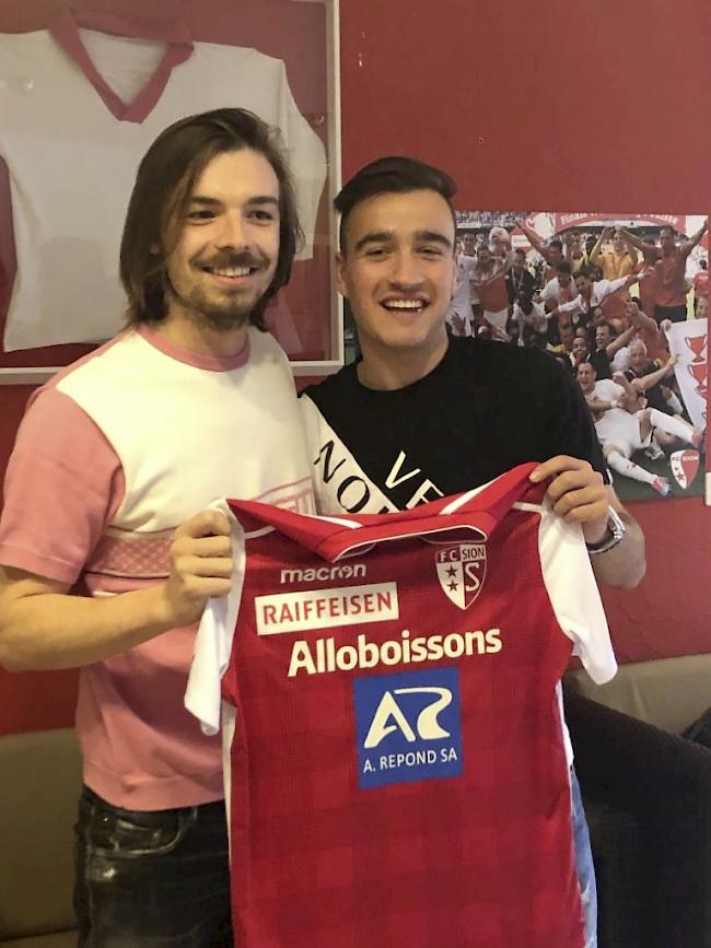 Ein Meilenstein. Sandro Theler (rechts) mit FC Sitten-Sportchef Barthélémy Constantin kurz nach der Vertragsunterzeichnung. Foto zvg