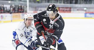 Troy Josephs (rechts) gegen den Zuger Dean Schwenninger: Die Visper waren in allen Belangen &uuml;berlegen.