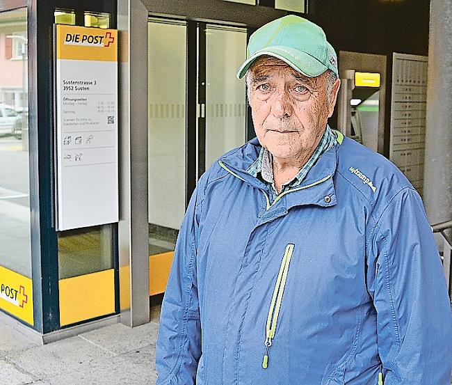 René Wecker vor der Postfiliale in Susten.