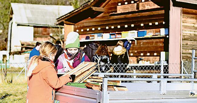 Im Einsatz am Bienenstand: Die Kinder und Jugendlichen engagierten sich für ein nachhaltiges Projekt.