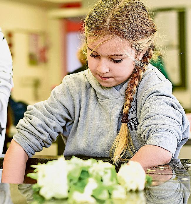 Braucht es natürlich auch: Eine ausgewogene Ernährung mit Salat.