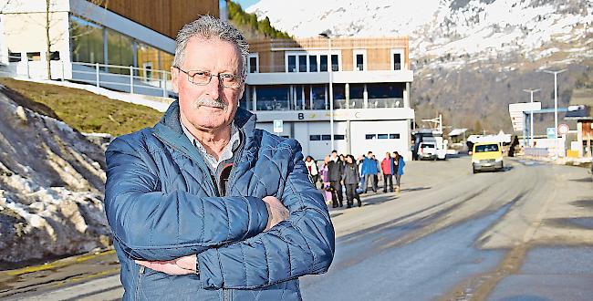 Dem Fieschertaler Gemeindepräsidenten Peter Bähler bereitet die Verkehrssituation rund um den Fiescher ÖV-Hub Kopfzerbrechen.