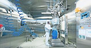 Kostenintensiv. Ein Lonza-Mitarbeiter am Visper Standort im Bereich HAPI. Von den hochwirksamen Stoffen werden oft nur kleinste Dosen hergestellt. 