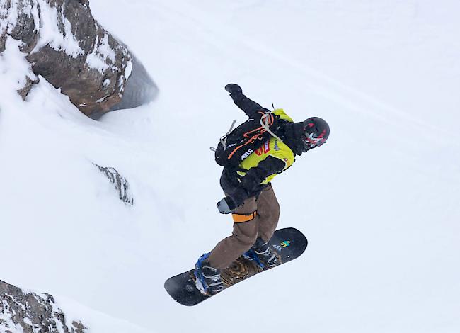 Ein Sprung ins Nichts erfordert Mut. Dennoch hat Julien Pichel die Sicherheitsausrüstung bei seinen Freeride-Touren immer dabei.