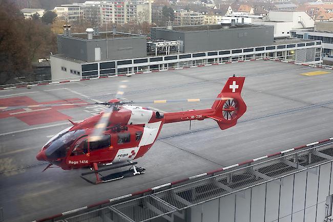 Den Bewohner, der schwere Verbrennungen erlitt, flog die Rettungsflugwacht (Rega) ins Universitätsspital nach Zürich. (Symbolbild)