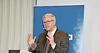 Am Ruder. Albert M. Baehny wird die strategische Weiterentwicklung von Lonza massgeblich pr&auml;gen, will aber nicht mehr lange als CEO ad interim walten. Foto mengis media