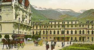 Hotel Viktoria und Bahnhof Brig um 1900. Weitsichtige Stadtplanung definierte mit klaren Baulinien bereits mit wenigen Geb&auml;uden den Bahnhofplatz und die Bahnhofstrasse. 