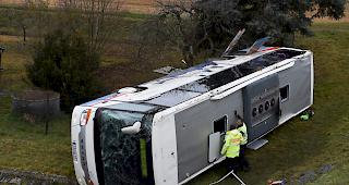 Polizisten stehen am Donnerstag an einem verungl&uuml;ckten Schulbus.