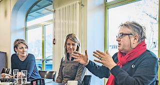 Auf Kurs. Monika Peter Salzgeber, Programmleiterin, Monika Holzegger, Betriebsleiterin, und Hermann &shy;Anthamatten, Pr&auml;sident Zeughaus Kultur Brig, von links, stellen ein abwechslungsreiches Programm vor.