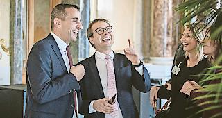 Schau mal, was es hier alles gibt. Gute Laune bei den Walliser Nationalr&auml;ten Sidney Kamerzin (links) und Philippe Nantermod in der Wandelhalle des Bundeshauses.