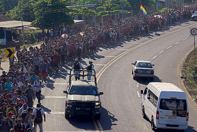 Hunderte Mittelamerikaner, der sogenannten Migranten-Karawane, durchqueren die mexikanische Stadt Frontera Hidalgo.