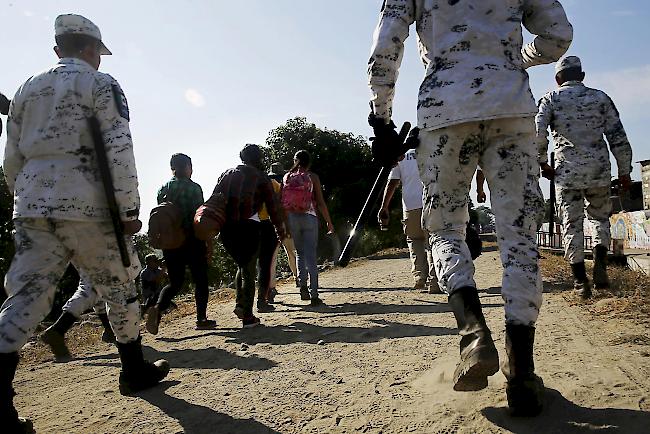 Soldaten der mexikanischen Nationalgarde eskortieren honduranische Migrantinnen zu einem Einwanderungskontrollpunkt, nachdem diese versucht hatten, illegal nach Mexiko einzureisen.