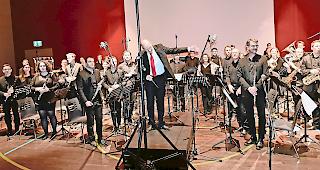 Br&uuml;ckenbauer. Etienne Mounir und das Walliser Blasorchester, hier 2019 im Zentrum Sosta: Mit Musik Br&uuml;cken bauen.Archivbild mengis media