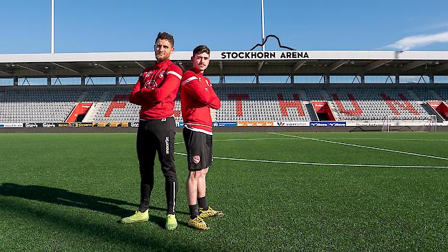 Die beiden Oberwalliser Saleh Chihadeh (links) und Uros Vasic beim öffentlichen Training in der Stockhorn Arena.