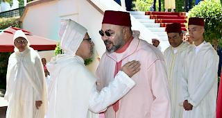 Der marokkanische Monarch (Mitte) gilt als einer der reichsten M&auml;nner der Welt und ist f&uuml;r seinen Hang zum Luxus bekannt.