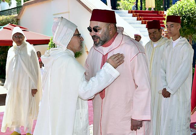 Der marokkanische Monarch (Mitte) gilt als einer der reichsten Männer der Welt und ist für seinen Hang zum Luxus bekannt.