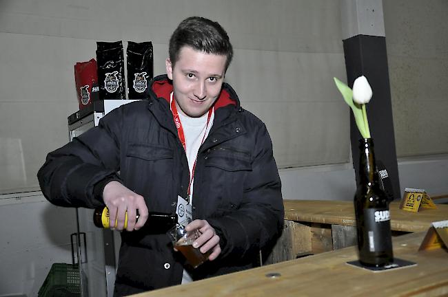Fabrice Grichting arbeitete an der Bar von Sud 51: Dem einheimischen Bier mit der 51 als Hinweis auf die Wärme der Quelle im Bäderdorf.