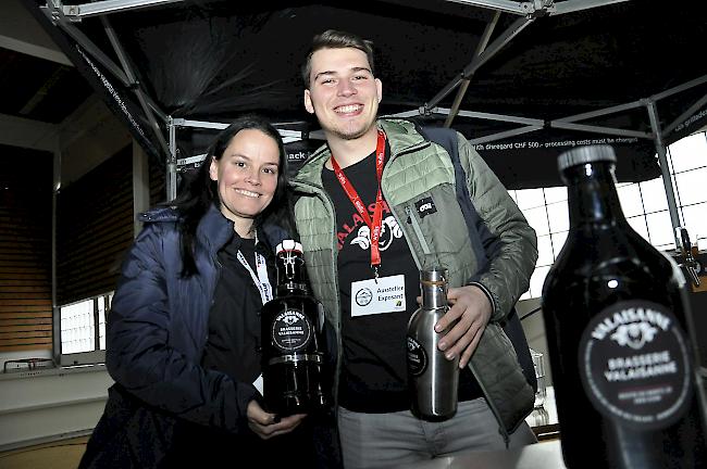 Bei Julia Glaner und Bierbrauer Julian Nagel von der Brasserie Valaisanne konnte man das Zwickelbier, ein naturtrübes Kellerbier, entdecken.