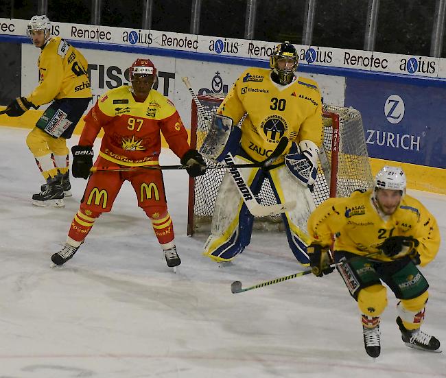 Torreicher Abend. Siders-Stürmer Auguste Impose sowie die Langenthaler Philip Wüthrich (Goalie, Mitte) und Dario Kummer (rechts).