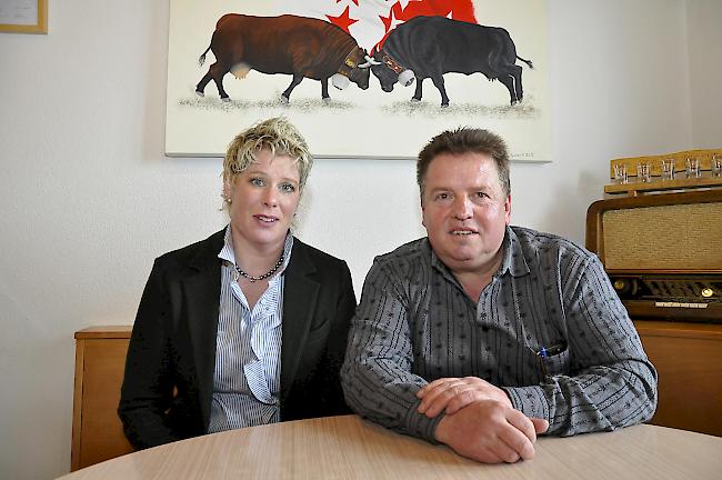 An der GV im Restaurant Emshorn in Oberems: Die abtretende Präsidentin Belinda Bammatter mit dem neuen Präsidenten Willi Stocker.