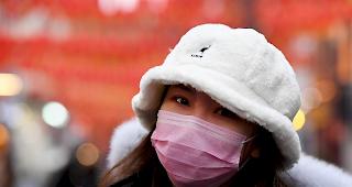 Eine Frau tr&auml;gt eine Gesichtsmaske in London.