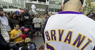 Fans trauern vor dem Staples Center um Kobe Bryant, Klublegende der Los Angeles Lakers.