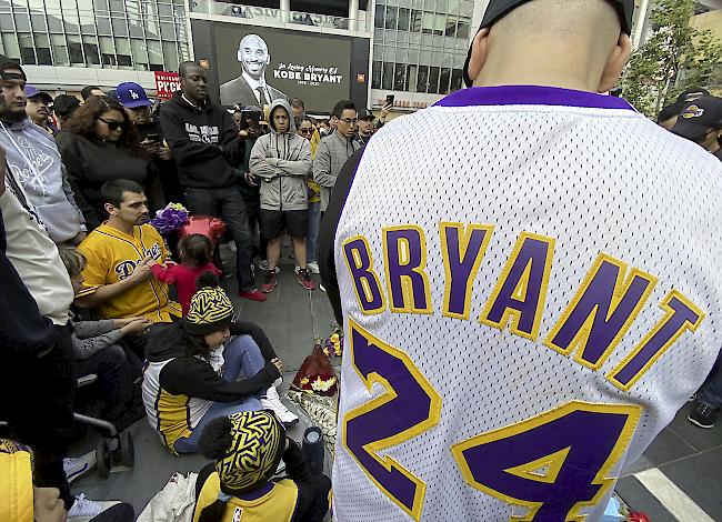 Fans trauern vor dem Staples Center um Kobe Bryant, Klublegende der Los Angeles Lakers.