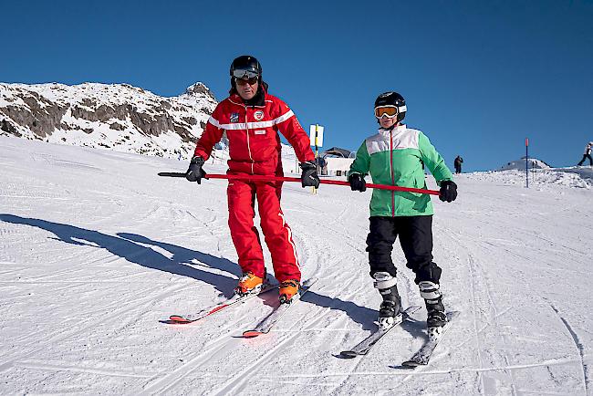 Sicherheit gewinnen. Vorsichtig und doch zügig kurven die beiden einen der Übungshänge auf der Bettmeralp hinunter.