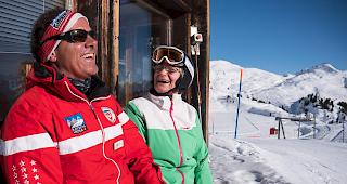 Sie haben Spass. Skilehrer Heinz In-Albon und seine Sch&uuml;lerin Ursula Sass kennen sich seit sieben Jahren.