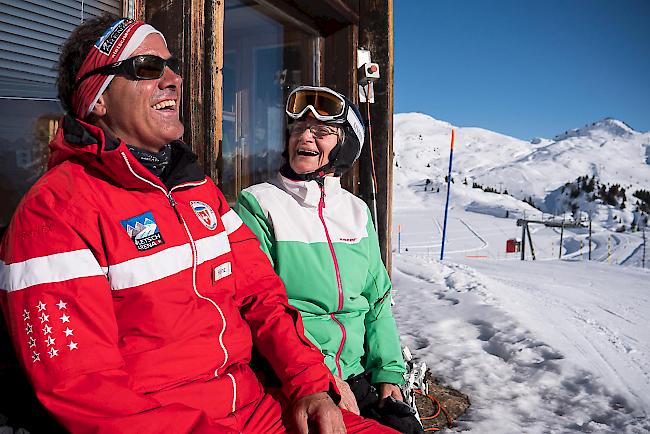 Sie haben Spass. Skilehrer Heinz In-Albon und seine Schülerin Ursula Sass kennen sich seit sieben Jahren.