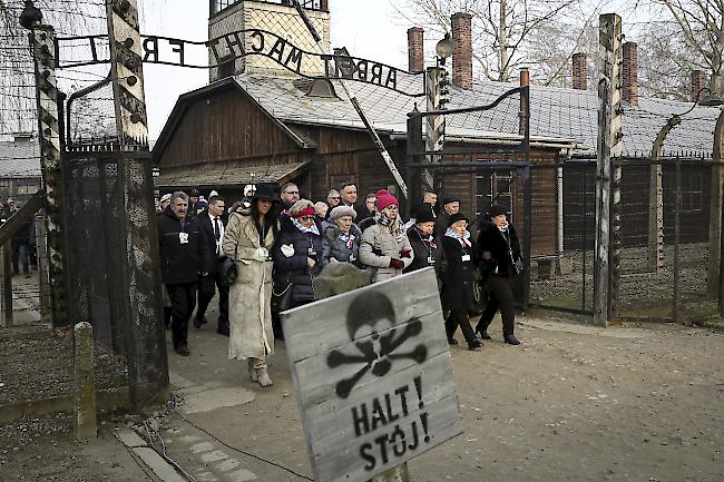 Holocaust-Überlebende nehmen an einer Zeremonie durch das ehemalige Konzentrationslager Auschwitz teil.