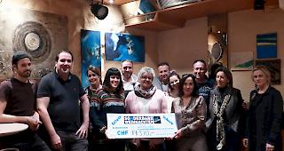 Scheck&uuml;bergabe von &laquo;Sonderbare Weihnachten&raquo; an den Verein Unterschlupf.