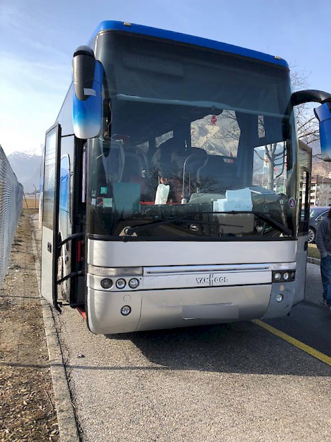 Die Kantonspolizei untersagte am Samstag einem französischen Reisebuschauffeur die Weiterfahrt. Dem Fahrer werden mehrere Gesetzesübertretungen zur Last gelegt.