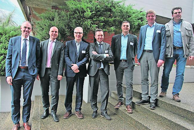 Auf gelungene Partnerschaft. Staatsrat Christophe Darbellay, François Seppey (Direktor der HES-SO Valais-Wallis), Lonza-Standortleiter Renzo Cicillini, Gaëtan Cherix (Direktor Hochschule für Ingenieurwissenschaften), Sergio Schmid (Leiter Institut Life Technologies), Torsten Schmidt (Leiter Ibex Operations) und Mario Schnyder (Leiter Transition, Training & Local Site Support), von links, freuen sich auf die gemeinsamen Ausbildungsprogramme.
