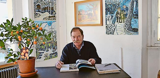 Arno Wintermantel in seiner ehemaligen Praxis in Stalden. An den Wänden hängen einige seiner Bilder.