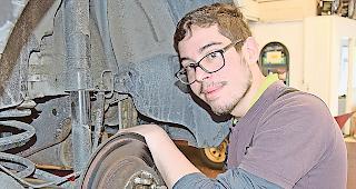 Telmo Figueiredo bei der Arbeit an einem Auto.