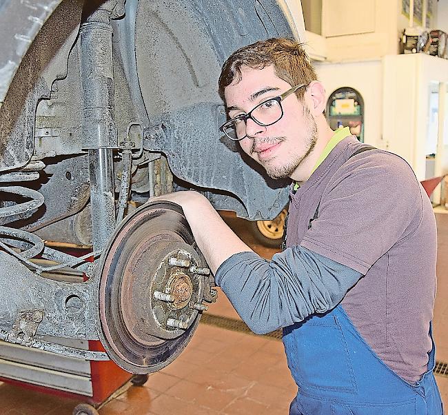 Telmo Figueiredo bei der Arbeit an einem Auto.