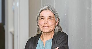 Engagiert. Laetitia Heinzmann Bellwald nutzt Musik, Bewegung und Malerei, um Kinder vorschulisch zu begleiten.Foto mengis media/Alain Amherd