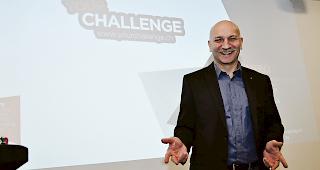 Idealer Rahmen. Fran&ccedil;ois Frezza, Pr&auml;sident der &laquo;Your Challenge&raquo;, an der Medienkonferenz in Martinach.Foto Mengis Media