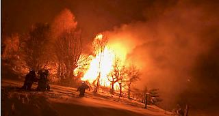Ein Feuer hat am Dienstagabend in Saxon ein Chalet v&ouml;llig zerst&ouml;rt.