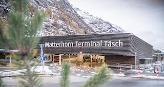 Die Strasse zwischen Zermatt und T&auml;sch bleibt gesperrt. 