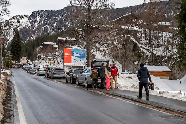 Damit im Februar das Skivergnügen in Blatten nicht durch ein prekäres Parkplatzangebot getrübt wird, verkehren die Postautos an den Wochenenden kostenlos.