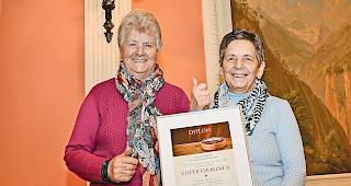 Mit Urkunde. Die gl&uuml;cklichen Terbinerinnen Paula Zimmermann (links) und Roberta Heinzmann in Siders.Foto Mengis Media