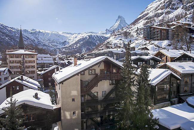 Die Strasse Täsch-Zermatt ist nach einer rund eintägigen Sperrung ab 13.30 Uhr wieder offen.